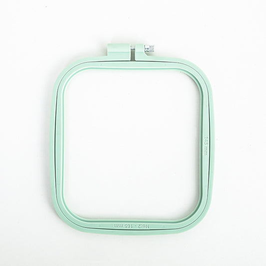 Fyrkantiga broderiringar i dämpade färger