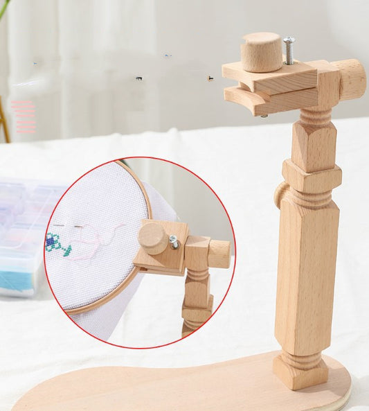 Bordshållare för Broderibåge i Trä närbild