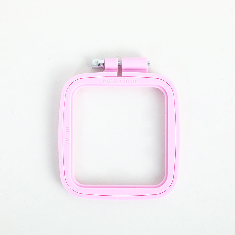 Fyrkantiga broderiringar i dämpade färger