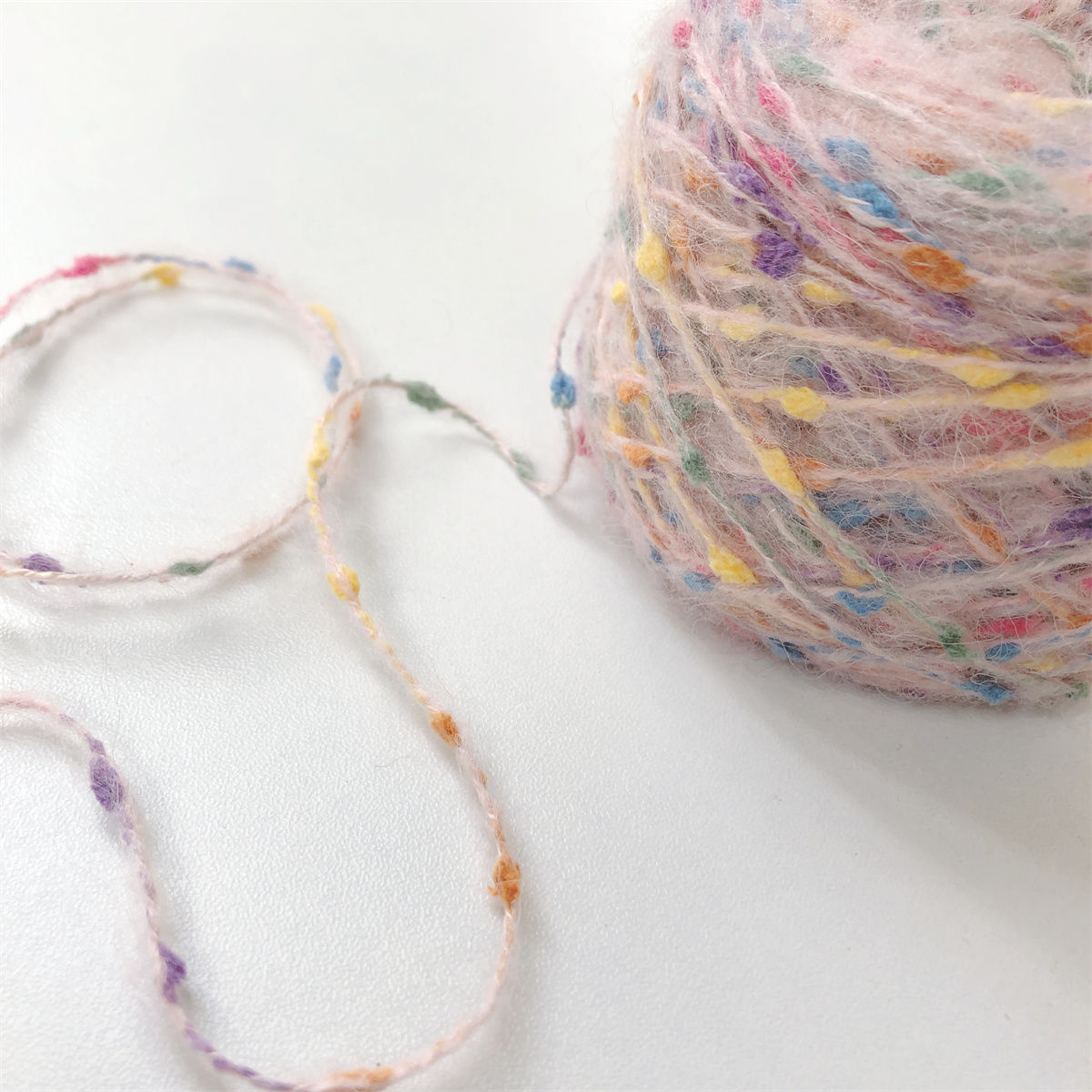 Doudou Yarn – Handmixat mohairgarn med charmiga färgskiftningar